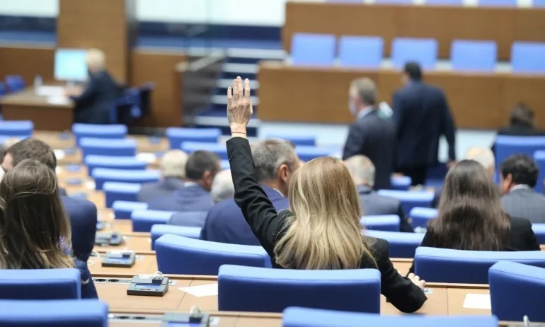 БСП и ДПС не успяха да провалят заседанието на парламента, още един депутат напусна Нинова - Tribune.bg