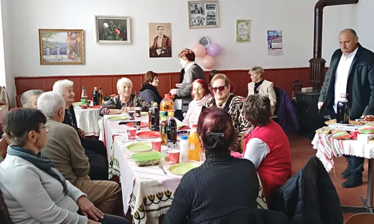 Пенсионерски клуб Дълголетие“ в село Петревене отпразнува 25-годишен юбилей. Тържеството