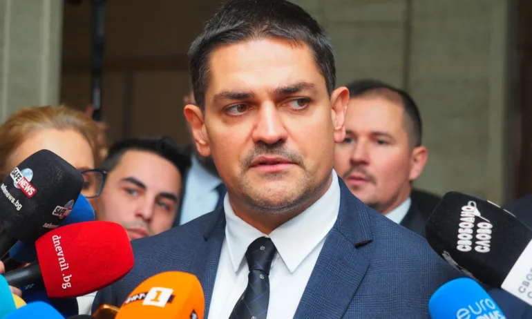 Радостин Василев сипе заплахи: Къщата на Борисов ще гори, няма да има повече заседания на парламента - Tribune.bg