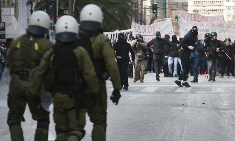 Началникът на гръцката полиция е уволнен, след като сблъсъците между