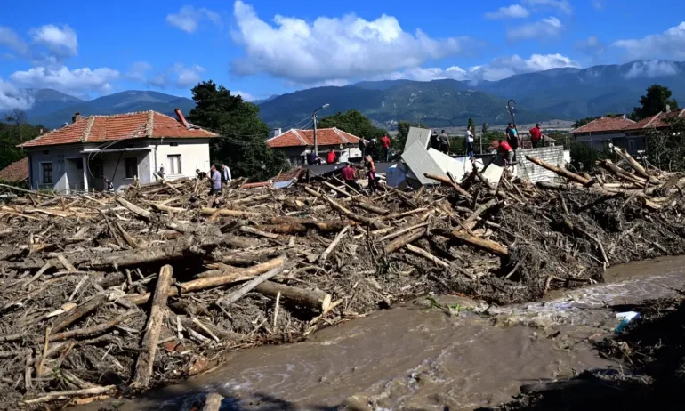 БЧК започна да доставя дезинфектанти в засегнатите от наводненията села - Tribune.bg