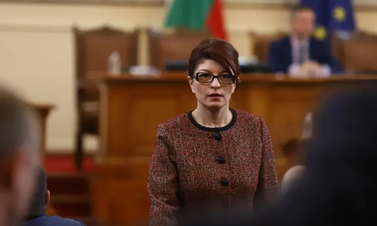 Десислава Атанасова: Българските политици злоупотребяват с една или друга институция - Tribune.bg