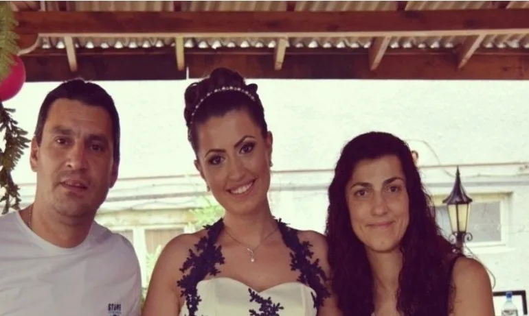 Жената на загиналия пилот към колегите му: Не спирайте да летите, макар и на счупени самолети - Tribune.bg