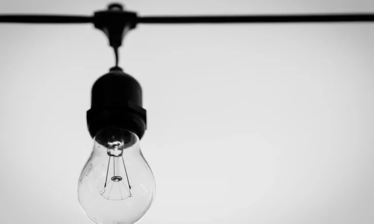 Енергийното министерство и КЕВР предлагат: Със закон ЕРП-тата да компенсират потребителите, ако не им доставят ток - Tribune.bg