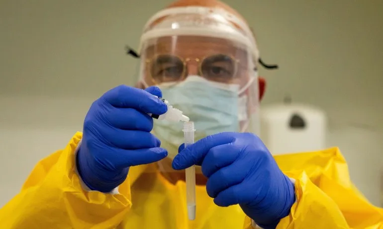 Запазва се тенденцията на спад в случаите на COVID-19 у нас: 393 са новозаразените за денонощие - Tribune.bg