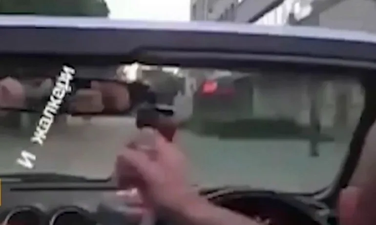 Младежи се похвалиха как шофират в пешеходната зона на Ловеч - Tribune.bg