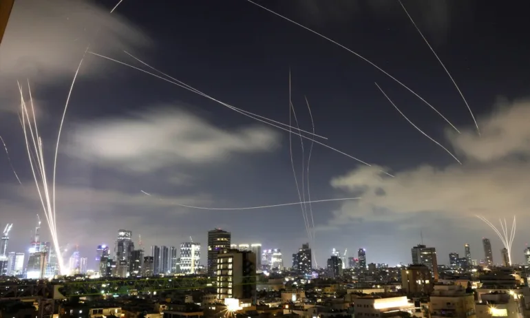 Нова ракетна атака на Иран срещу Израел, Тел Авив отвръща с удари по военни цели - Tribune.bg