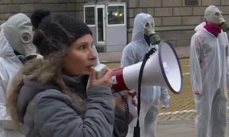 10 човека протестират пред МС срещу норките - Tribune.bg