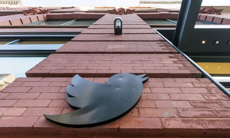 Мъск съкрати 50% от персонала на Туитър заради спад на приходите - Tribune.bg