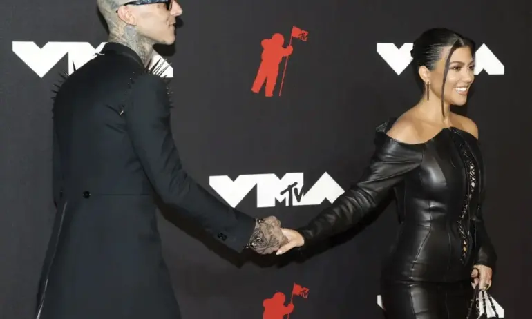 Ново звездно бебе: Кортни Кардашиян роди момченце от Травис Баркър - Tribune.bg