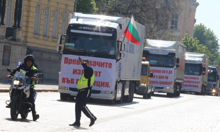 Превозвачите излязоха на протест, блокади има в столицата и други градове (СНИМКИ) - Tribune.bg