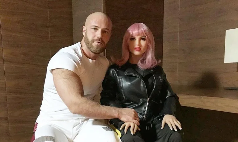 Бодибилдър и секскукла - една (не)възможна любов - Tribune.bg