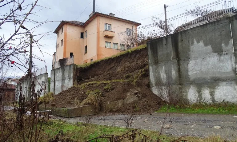 Срути се подпорна стена в село край Кочериново - Tribune.bg