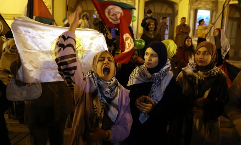 Радост и притеснение от семействата на заложниците след постигането на сделка за спиране на огъня в Газа - Tribune.bg