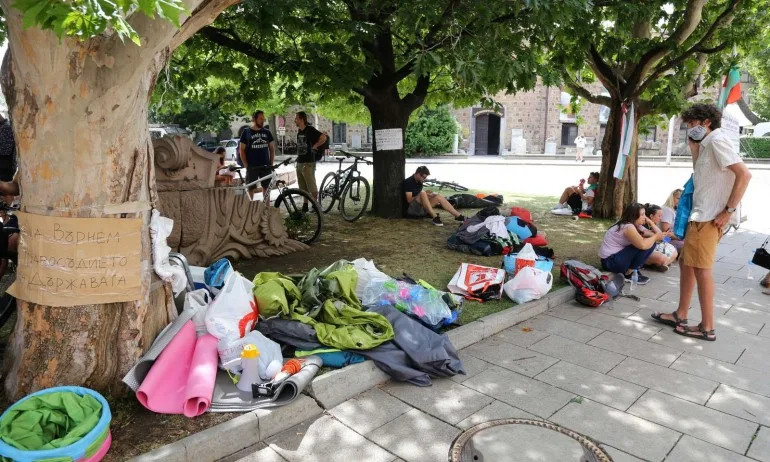 Струпаха нови палатки на тротоара пред Президентството (СНИМКИ) - Tribune.bg