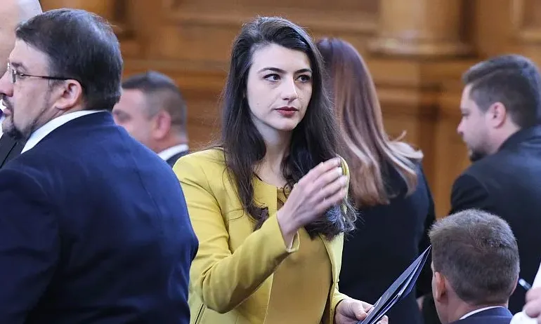 Официално: Лена Бориславова подаде оставка - Tribune.bg