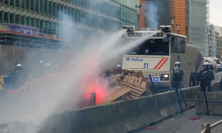 Белгийската полиция ползва сълзотворен газ и водни оръдия срещу фермери (СНИМКИ) - Tribune.bg