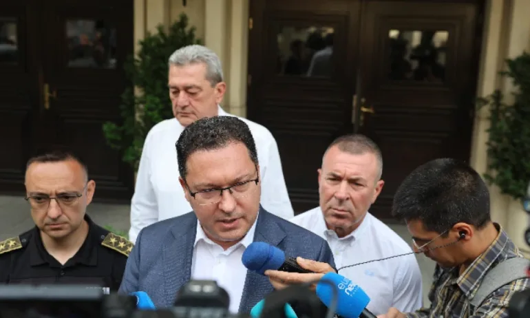 Даниел Митов: Пожарите намаляват, най-сложна е обстановката в Струмяни - Tribune.bg