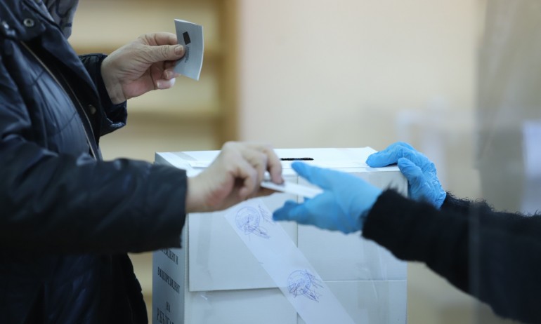 Как мъж гласува с личната карта на съпругата си? Бил с маска, жена му също е с къса коса - Tribune.bg