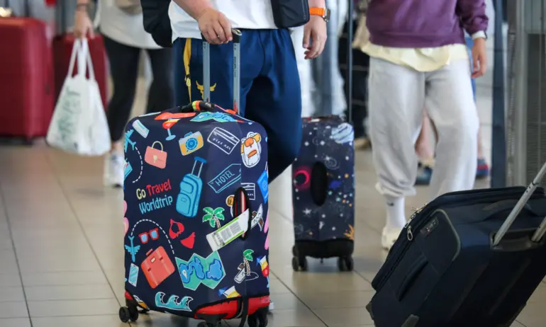 Блокирани на Летище София: Десетки пътници чакат с часове заради отменен полет за Мадрид