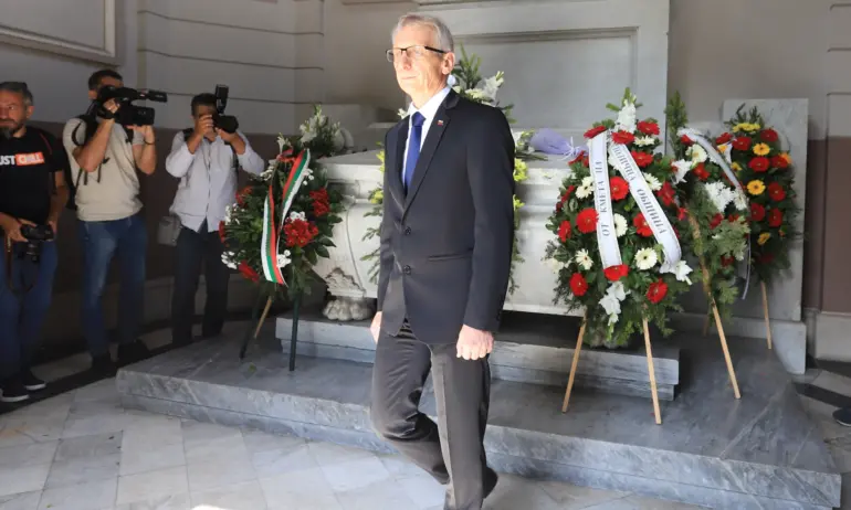 Освиркаха Николай Денков на церемонията за Съединението пред мавзолея-костница на Батенберг (ВИДЕО) - Tribune.bg