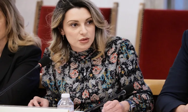 Павела Митова: Уважаеми господин Терзиев, кога ще имаме топла вода? - Tribune.bg