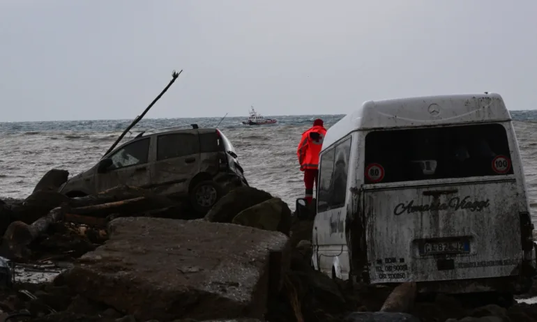 Осем души загинаха под свлачища на италианския остров Искиа, близо