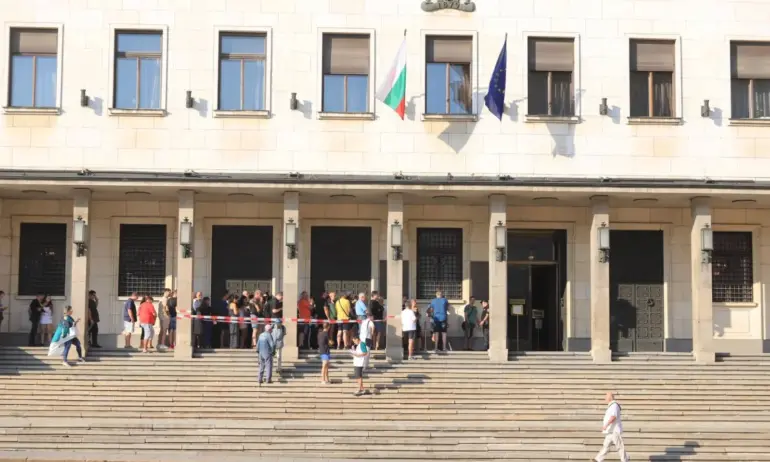Опашка пред БНБ за медна монета по повод 125-годишнината от рождението на Димитър Талев - Tribune.bg