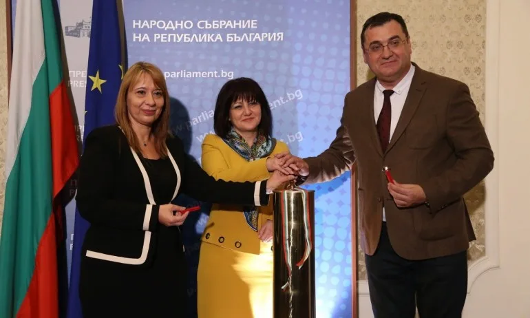 Запечатаха Капсула на хилядолетието в Народното събрание - Tribune.bg