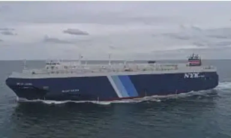 Съпругата на похитения първи помощник-капитан: Молете се за тях! - Tribune.bg