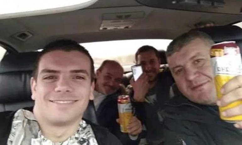 Подигравка с Апостола! Общинар от БСП отива на шествието на Радев с бира в ръка - Tribune.bg