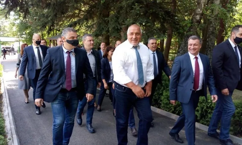 Борисов ръкопляска в знак на почит към българските учители - Tribune.bg