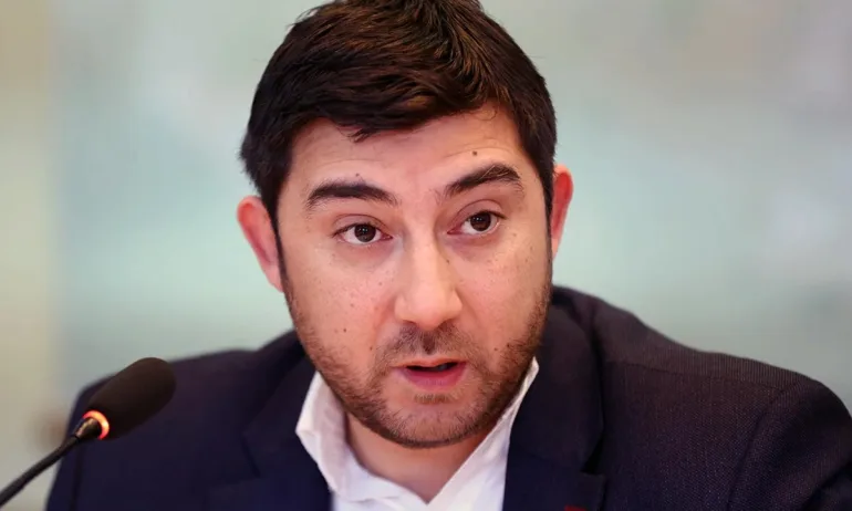 Карлос Контрера със сигнал до МОН: Да се провери кой и какво чете на децата в училище - Tribune.bg