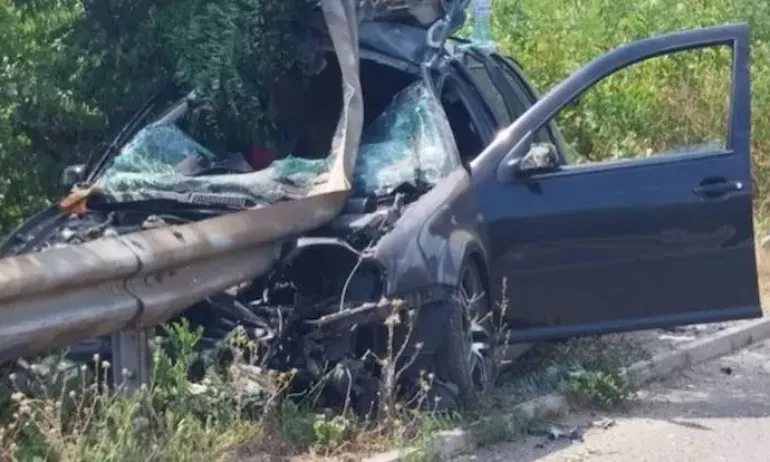 Двама младежи оцеляха по чудо след катастрофа край Казанлък - Tribune.bg