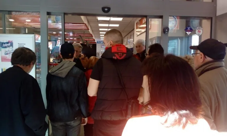 COVidiot: Паникьосаните хора, купуващи тоалетна хартия, вече си имат име - Tribune.bg