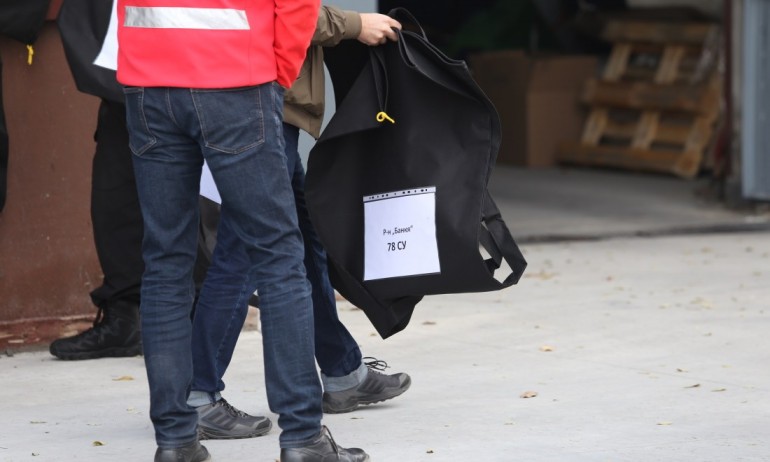 Екипите на Столичната община доставиха в 24-те района на София тестовете за училищата - Tribune.bg