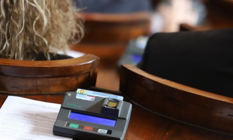 ДБ не среща подкрепа от коалициионните партньори да даваме оръжия на Украйна - Tribune.bg