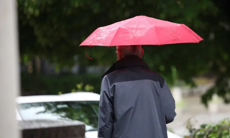 Студен вторник - Оранжев код за дъжд и бури в района на Бургас и жълт - за 14 области - Tribune.bg