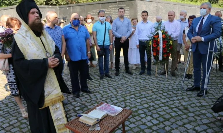 ГЕРБ, СДС и Съюзът на репресираните поднесоха цветя на мемориала на жертвите на комунизма - Tribune.bg