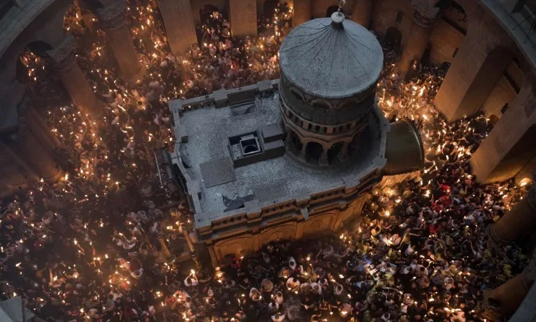 Благодатният огън слезе в Йерусалим и тръгва за България - Tribune.bg