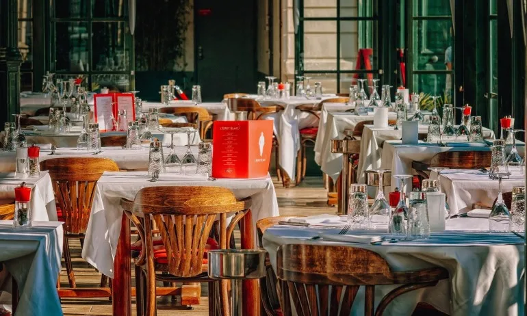 Жените и мъжете в Саудитска Арабия вече ще влизат в ресторанта през един вход - Tribune.bg