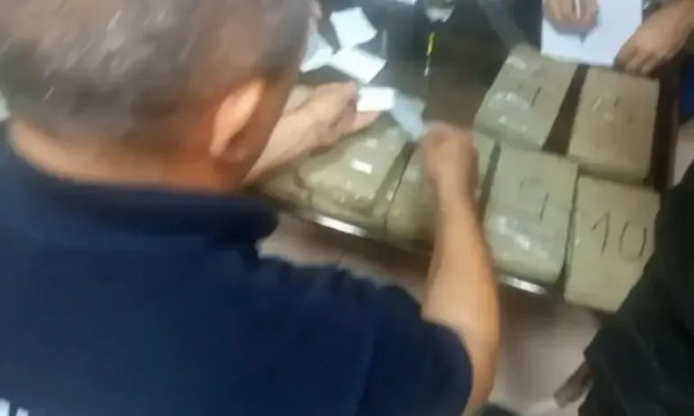 10 кг кокаин, укрит в камион с кучешка храна, откриха на Дунав мост 2 (ВИДЕО) - Tribune.bg