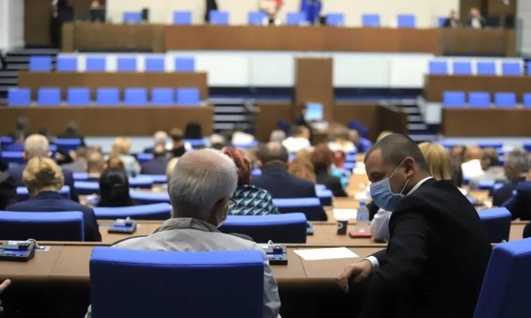 Депутатите решават как ще гласуват карантинираните на 4 април - Tribune.bg