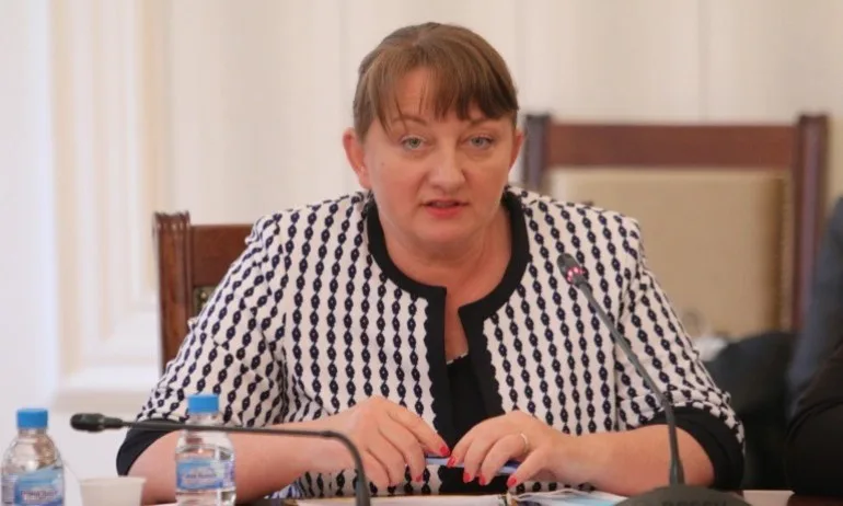 Сачева: Увеличаваме и възнагражденията за личните асистенти - Tribune.bg