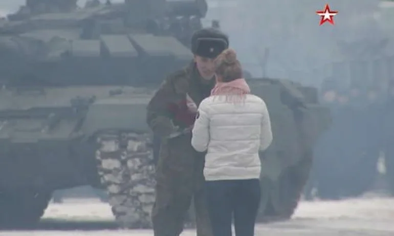 Романтик: Руски войник предложи брак на любимата си сред сърце от танкове (ВИДЕО) - Tribune.bg