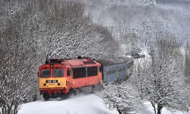 Движението на влаковете в два участъка на страната е прекъснато поради тежките зимни условия - Tribune.bg