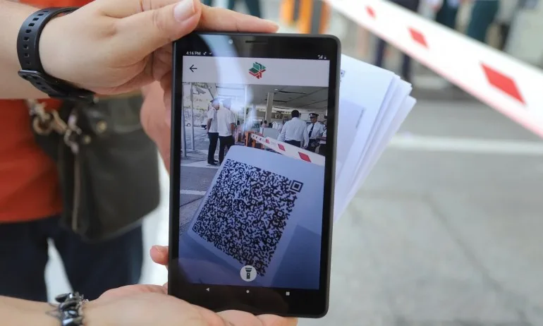 Четирима са задържани за посредничество, след като разкриха мрежа за фалшиви COVID сертификати - Tribune.bg