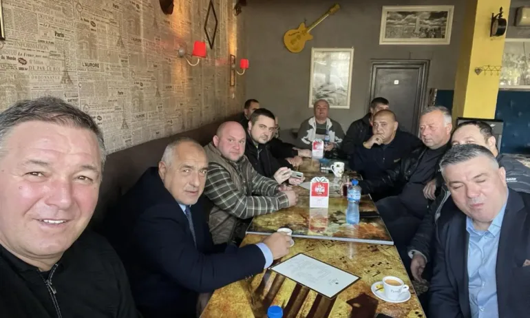 Непринудена среща: Бойко Борисов на съботно кафе в Исперих на път за Силистра - Tribune.bg