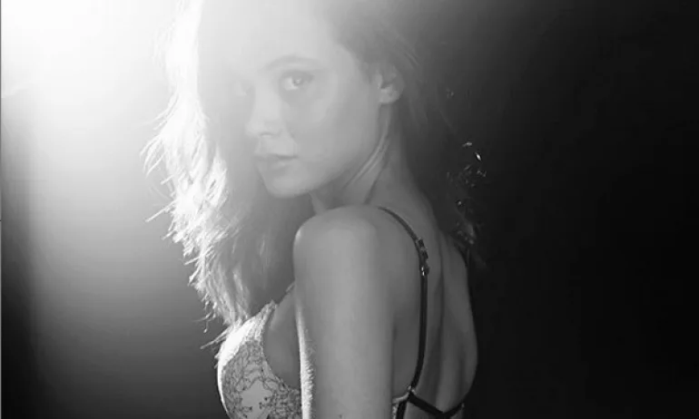 И разголена манекенка се пробва за евродепутат (СНИМКИ+ВИДЕО) - Tribune.bg