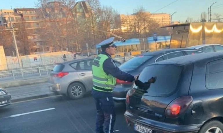 Добрият пример – млад полицай помага на закъсал автомобил - Tribune.bg
